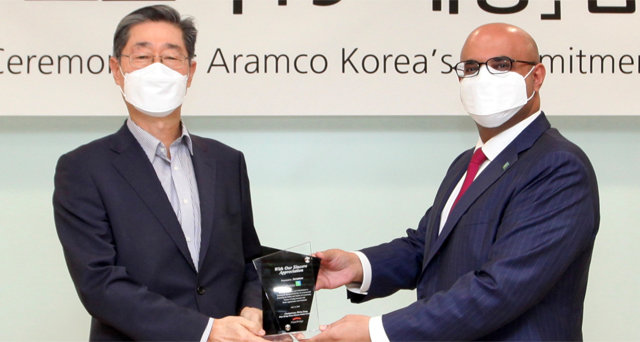 14일 서울 마포구 희망브리지 본사에서 열린 감사패 전달식에서 송필호 희망브리지 회장(왼쪽)이 파하드 알 사할리 아람코 코리아 대표이사에게 감사패를 전달하고 있다. 아람코 코리아 제공