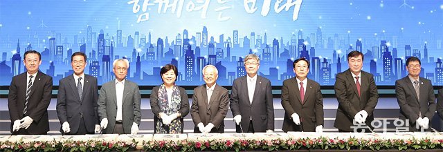 15일 오후 신라호텔에서 열린 한국경영자총협회 50주년 기념식에 참석한 손경식 경총회장(가운데)과 내빈들이 기념 떡케이크를 자르고 있다. 원대연 기자 yeon72@donga.com