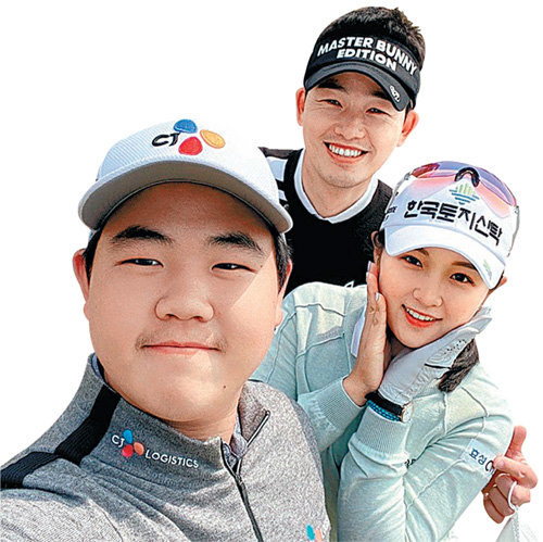 이번 시즌 국내 남녀 프로골프투어에서 최강자로 떠오른 김주형(앞)과 박현경(오른쪽)은 모두 이시우 코치(뒤)에게 지도를 받으며 친한 선후배 사이로 지내고 있다. 이 코치는 “김주형은 열여덟 살답지 않은 강한 정신력으로 우승을 가져왔고, 박현경은 마음을 차분히 내려놓으면서 좋은 성적을 거둔 것 같다”고 말했다. 이시우 코치 제공