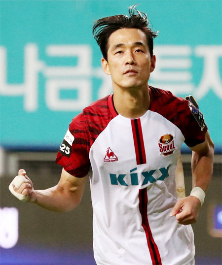 FC서울의 박주영이 15일 대전월드컵경기장에서 열린 대전과의 FA컵 16강전에서 팀의 마지막 키커로 나서 승부차기를 성공시킨 뒤 주먹을 불끈 쥐고 있다. 대전=뉴스1