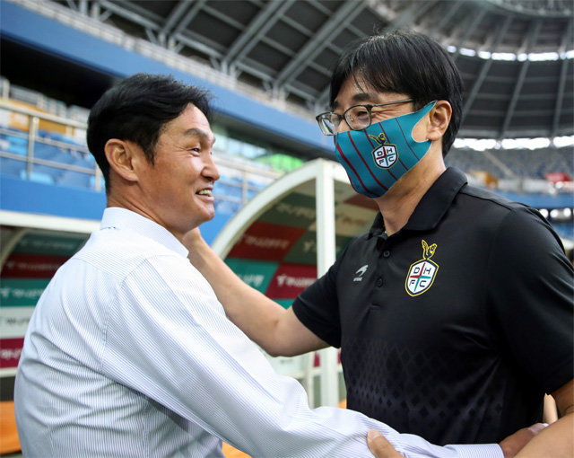 5년 만에 적장으로 만난 서울의 최용수 감독(왼쪽)과 대전의 황선홍 감독이 경기 전 반갑게 인사하고 있다. 대한축구협회 제공