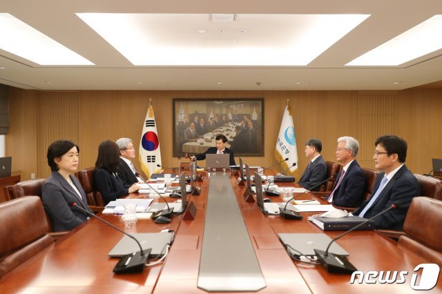 이주열 한국은행 총재(가운데)가 28일 오전 서울 중구 한국은행에서 열린 금융통화위원회 본회의에서 회의를 주재하고 있다. (한국은행 제공) 2020.5.28/뉴스1