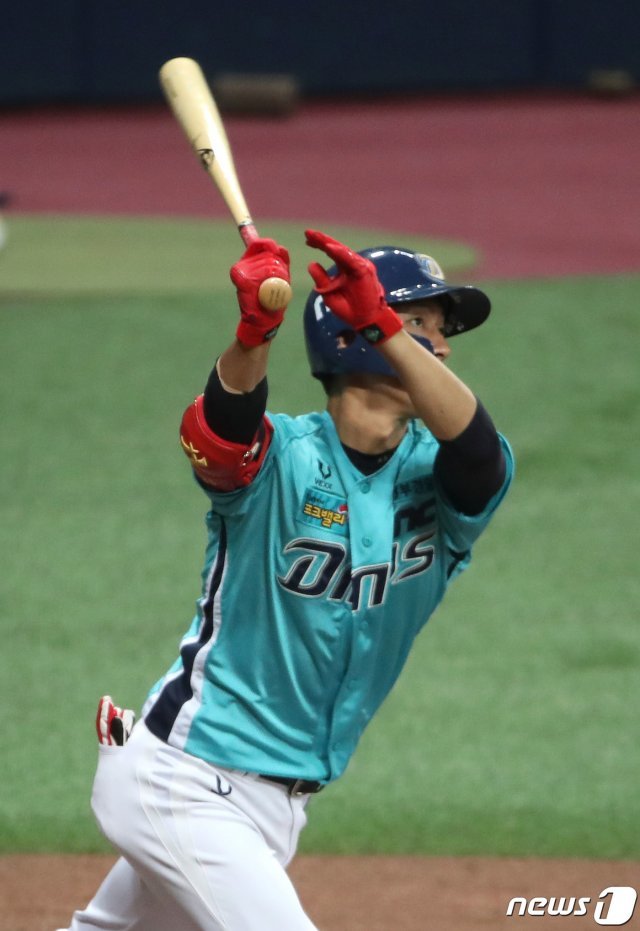 15일 서울 구로구 고척스카이돔에서 열린 ‘2020 프로야구 신한은행 SOL KBO리그’ 키움 히어로즈와 NC다이노스의 경기 NC 5회초 무사 1,3루 상황 노진혁이 홈런을 날리고 있다.2020.7.15/뉴스1 © News1