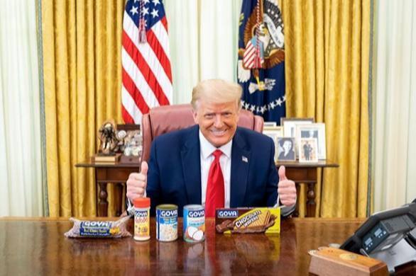 도널드 트럼프 대통령이 고야 제품들 앞에서 엄지손가락을 치켜세우고 있다. © 도널드 트럼프 인스타그램