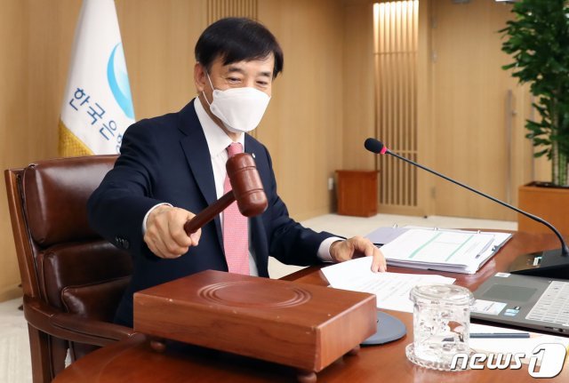 이주열 한국은행 총재가 28일 오전 서울 중구 한국은행에서 열린 금융통화위원회 본회의에서 회의를 주재하며 의사봉을 두드리고 있다. (한국은행 제공) 2020.5.28/뉴스1