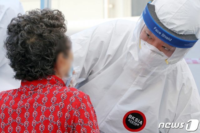 이동식선별진료소에서 한 고령의 시민이 코로나19 검사를 받고 있다.2020.7.10 /뉴스1 © News1