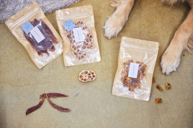 마켓컬리가 내놓은 복슬강아지 무항생제 오리안심 육포와 연근오리칩.
사진제공 l 마켓컬리