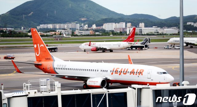 제주항공이 이스타항공에게 미지급금 해소를 포함해 인수합병을 위한 선결조건 이행 제시 마감일인 15일 김포공항에 계류되어 있는 제주·이스타항공 여객기의 모습.이스타 항공은 이날 자사 주식 약 60만주를 되찾기 위한 손해배상 청구 소송을 진행 중이라고 밝혔다.2020.7.15/뉴스1 © News1