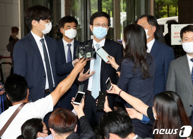 이재명 경기도지사 변호를 맡았던 김종근 엘케이비앤파트너스 변호사가 16일 오후 서울 서초구 대법원에서 열린 ‘이재명 지사의 직권남용권리행사방해 및 공직선거법 위반 혐의’ 대법원 선고공판을 마친 뒤 취재진의 질문에 답하고 있다. 이날 이 도지사는 대법원 판결로 2심 재판을 다시 받게 됐다. 항소심이 파기되면서 도지사직을 유지하게 됐다. 2020.7.16/뉴스1 © News1