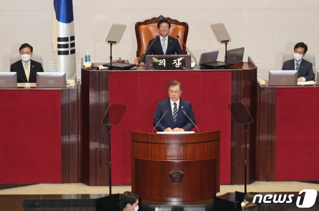 문재인 대통령이 16일 오후 서울 여의도 국회에서 열린 21대 국회 개원식에서 개원 연설을 하고 있다. 문 대통령은 이 자리에서 “지금과 같은 전 세계적인 위기와 격변 속에서 협치는 더욱 절실하다“며 ”21대 국회는 대결과 적대의 정치를 청산하고 반드시 새로운 ‘협치의 시대’를 열어야 한다“고 밝혔다. 2020.7.16/뉴스1 © News1