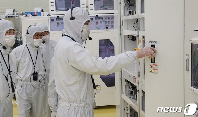 이재용 삼성전자 부회장이 30일 삼성전자의 반도체부문 자회사인 세메스(SEMES) 천안사업장을 방문, 반도체 및 디스플레이 제조장비 생산 공장을 살펴보고 있다. (삼성전자 제공) 2020.6.30/뉴스1