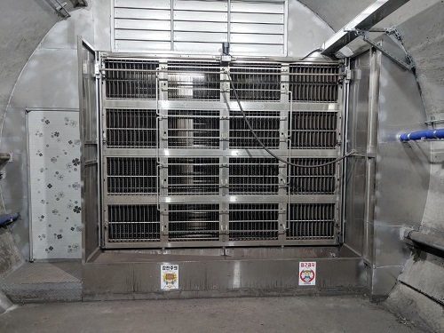 지하철 터널 내 양방향 전기집진기 설치모습.