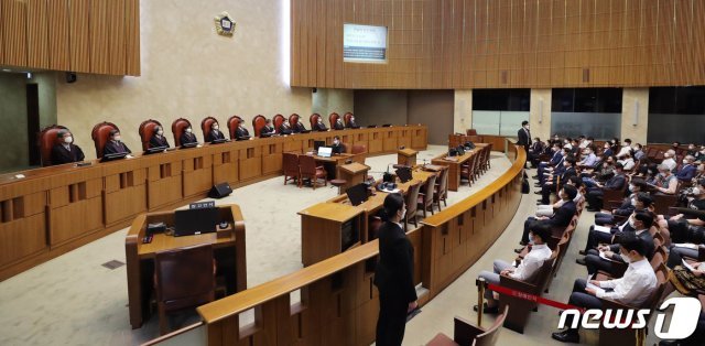 김명수 대법원장이 16일 오후 서울 서초구 대법원 대법정에서 직권남용권리행사방해 및 공직선거법 위반 혐의를 받는 이재명 경기도지사의 선고공판을 하고 있다. 이날 대법원 판결로 이재명 도지사는 2심 재판을 다시 받게 됐다. 항소심이 파기되면서 이 지사는 도지사직을 유지하게 됐다. 2020.7.16/뉴스1 © News1