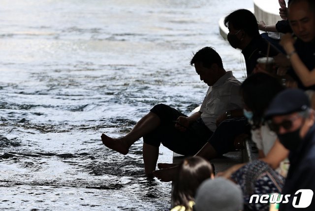 삼복더위의 시작을 알리는 ‘초복’인 16일 오후 서울 청계천을 찾은 시민들이 더위를 식히고 있다. 2020.7.16/뉴스1 © News1