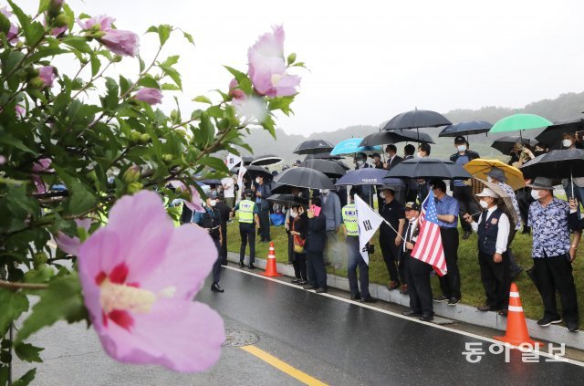 [사회] 백선엽 장군 대전국립현충원
15일 오전 유성구 대전국립현충원에 故 백선엽 장군 안장식에 참석하지 못하는 시민들이 멀리서 바라보고 있다.