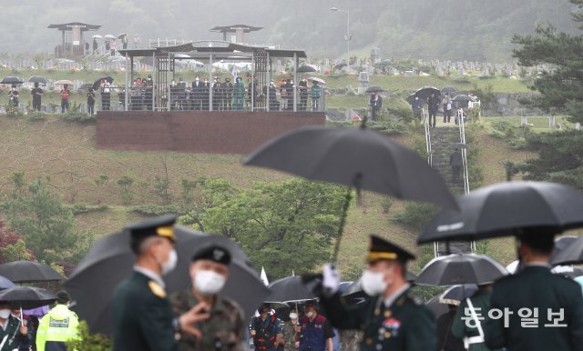 故 백선엽 장군 안장식에 참석하지 못한는 시민들이 멀리서 바라보고 있다.