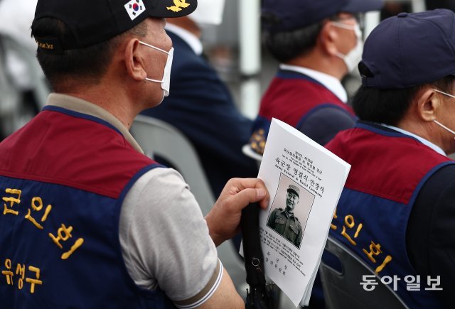 故 백선엽 장군 안장식에서 한 재향군인회 회원이 팜플렛을 들고 있다.