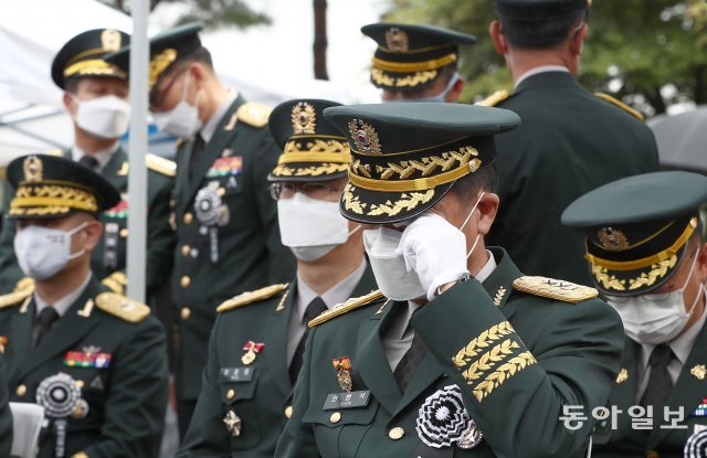 故 백선엽 장군 안장식에 참석한 한 중장이 눈가에 손을 갖다대고 있다.