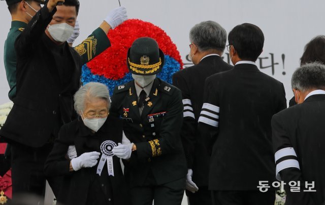 故 백선엽 장군의 미망인 노인숙 여사가 안장식에 참석한 뒤 자리로 돌아가고 있다.
