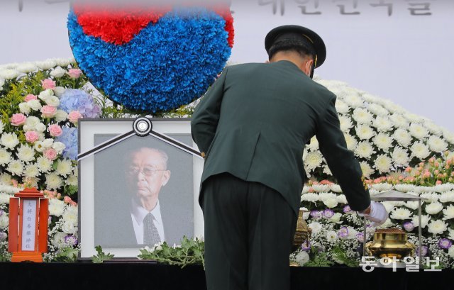 故 백선엽 장군의 안장식에서 한 장교가 헌화하고 있다.