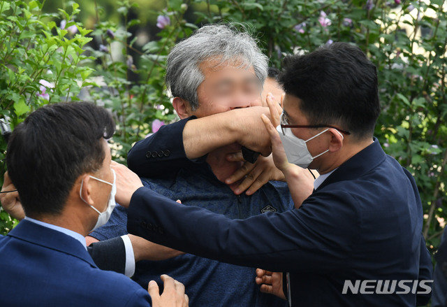 국회 경호원들이 16일 오후 국회에서 문재인 대통령을 향해 신발을 던진 정 모 씨를 제압하고 있다. 사진=뉴시스