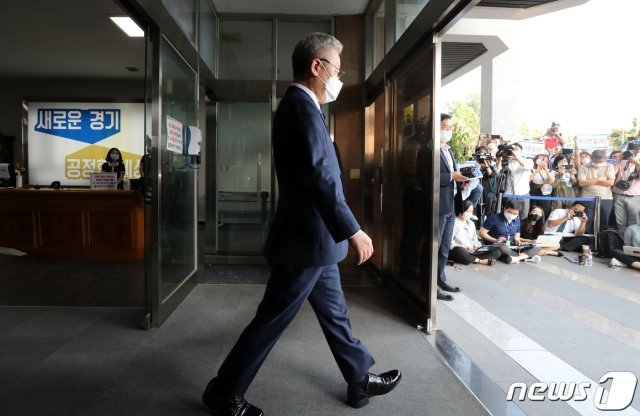 선거법 위반 등 혐의로 2심에서 당선 무효형을 선고받고 대법원의 원심 파기환송으로 지사직을 유지하게 된 이재명 경기도지사가 16일 오후 경기도 수원시 팔달구 경기도청에서 입장을 밝히기 위해 밖으로 나서고 있다. 2020.7.16 © News1