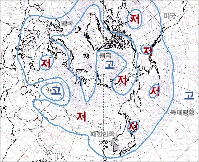 15일 오전 북반구 전체 5km 상공 일기도. 크게 복잡하지 않은 영국에 비해 유라시아 대륙의 기압 배치가 매우 복잡한 점을 확인할 수 있습니다.