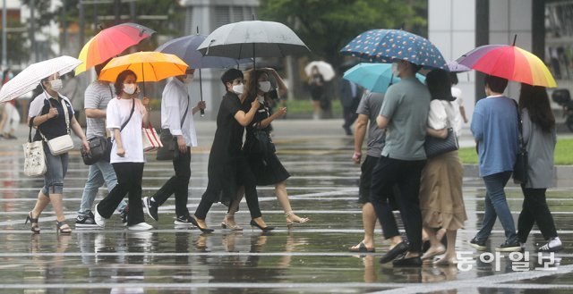 장맛비가 내린 12일 우산을 쓰고 걷는 부산 시민들의 모습. 부산에는 이달 들어 400mm 가까운 폭우가 내렸습니다. 부산=박경모 기자 momo@donga.com