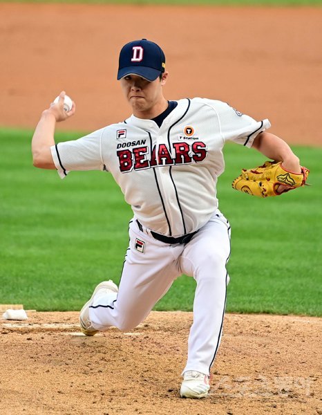 16일 서울 잠실야구장에서 ‘2020 신한은행 SOL KBO리그’ 두산 베어스와 SK 와이번스의 경기가 열렸다. 2회초 두산 박치국이 교체로 마운드에 올라 역투하고 있다. 잠실｜주현희 기자 teth1147@donga.com