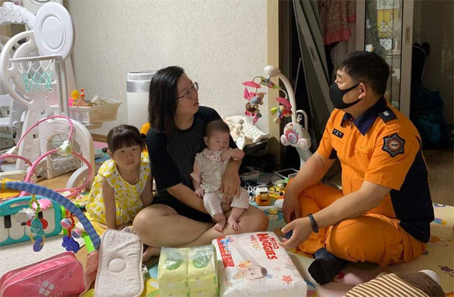 올해 2월 전북소방본부가 운영하는 ‘임산부 안심+ 119구급서비스’의 도움으로 둘째를 건강하게 출산한 최유리 씨가 출산 선물을 들고 찾아온 부안소방서 관계자와 담소를 나누고 있다. 전북소방본부 제공