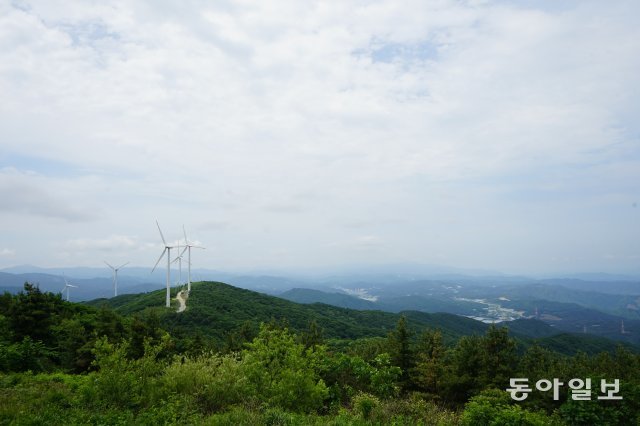 강원 평창과 횡성에 걸쳐 있는 태기산(해발 1261m)의 양구두미재에는 능선을 따라 20기의 풍력발전기가 돌아가고 있다.