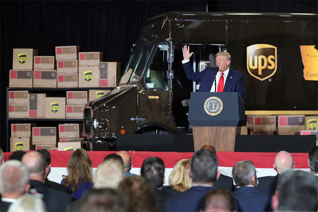 트럼프, 애틀랜타 물류시설 방문 도널드 트럼프 미국 대통령이 15일 조지아주 애틀랜타의 UPS 물류시설을 방문해 사회기반시설 정책에 대해 연설하고 있다. 이날 마이크 폼페이오 국무장관은 “비핵화 협상에 대한 충분한 진전 가능성이 있어야만 3차 북-미 정상회담이 가능하다”고 말했다. 그는 이달 7일 정상회담 개최 가능성을 시사한 트럼프 대통령과 달리 11월 미 대선 전까지 사실상 정상회담이 어렵다는 뜻을 시사했다. 애틀랜타=AP 뉴시스