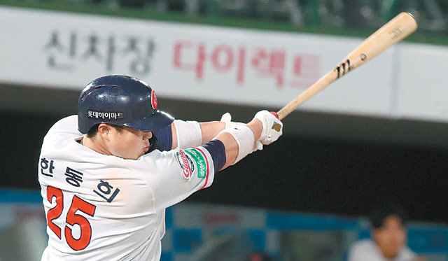 롯데 한동희가 16일 부산 사직구장에서 열린 안방 경기 6회말 2사 주자 2,
3루에서 LG 투수 여건 욱을 상대로 11-10을 만드는 역전 3점 홈런을 치고 있다. 6회말 공격 시작 전 4-10으로 뒤졌던 롯데는 6회말 대거 7점을 뽑으며 경기를 뒤집었다. 부산=뉴스1