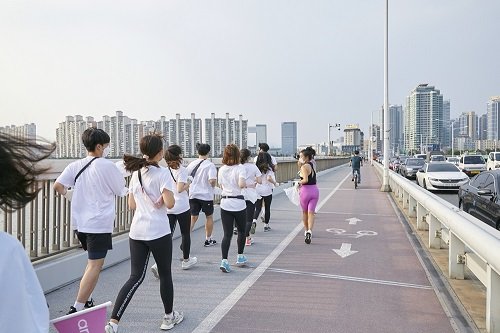 안다르는 서울 노들섬 일대에서 조깅하며 쓰레기 줍는 이벤트를 진행했다.