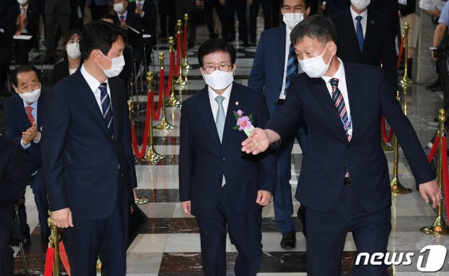 박병석 국회의장이 17일 오전 서울 여의도 국회에서 열린 제72주년 제헌절 경축식에 참석하고 있다. 2020.7.17/뉴스1 © News1