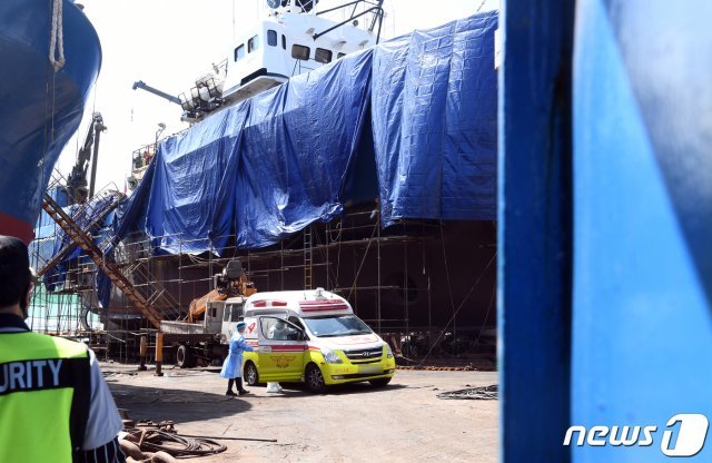 16일 부산 영도구의 한 수리조선소에 정박 중인 한 러시아 원양어선에서 러시아인 선원 3명이 코로나19 확진 판정을 받았다. 의료진이 확진자를 태우고 이송 준비를 하고 있다. 2020.7.16/뉴스1 © News1