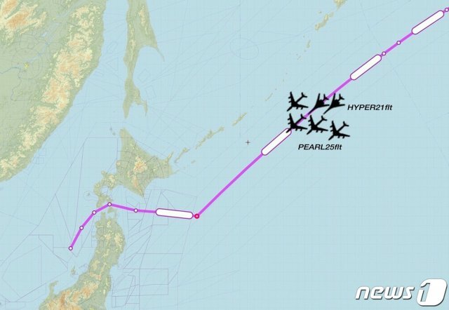 미국 사우스다코타주 엘스워스 공군기지에서 이륙한 B-1B 폭격기 2대가 17일 오전 동해를 거쳐 동중국해 일대를 비행했다. 일본 오키나와 가데나 기지에서 KC-135 스트래토탱커 4대가 출격해 공중급유를 지원했다. [민간항공추적 트위터계정 골프9(©KimagureGolf9). 뉴스1]
