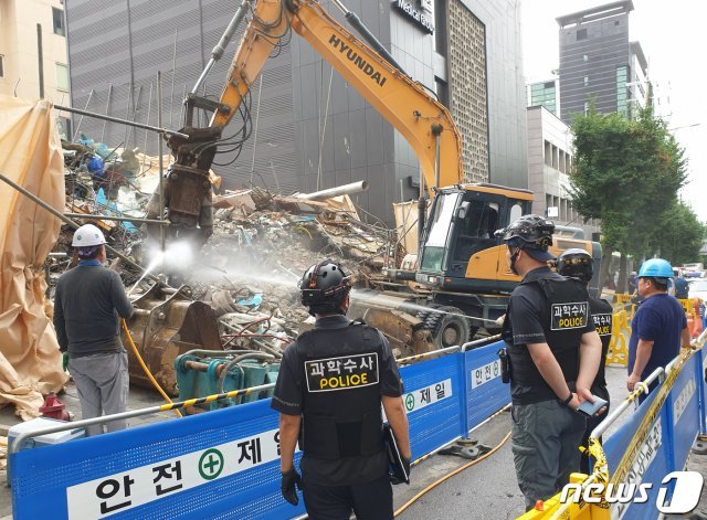 서울 서초구 잠원동 신사역 인근 건물 붕괴 사고 현장 2019.7.25/뉴스1 © News1