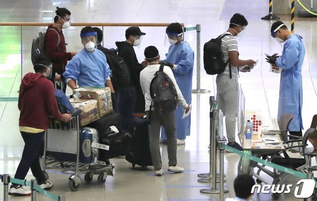 17일 오후 인천국제공항 제1여객터미널에서 외국인 여행자들이 관계자의 안내를 받고 있다. 2020.7.17/뉴스1