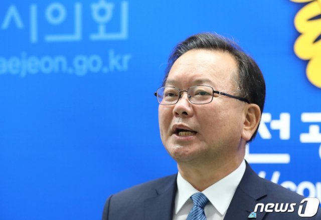 김부겸 더불어민주당 전 의원이 17일 오전 대전시의회 브리핑룸에서 기자들과 간담회를 갖고 있다. 2020.7.17/뉴스1 © News1