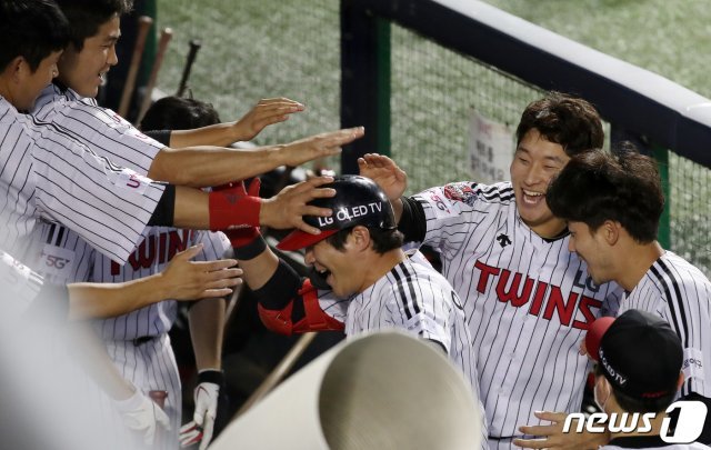 17일 오후 서울 송파구 잠실야구장에서 열린 ‘2020 프로야구 신한은행 SOL KBO리그’ 한화이글스와 LG트윈스의 경기에서 LG 오지환이 5회말 무사 1루에서 투런홈런을 친 후 덕아웃에서 동료들의 축하를 받고 있다. 2020.7.17 © News1