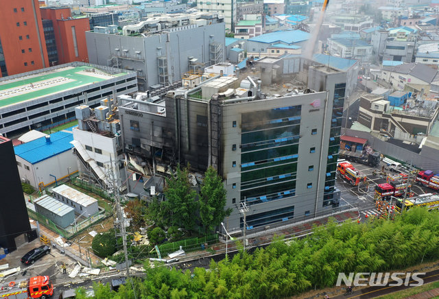 18일 오전 경기 의왕시 고천동 플라스틱 포장 용기 공장에서 불이나 10명이 다쳤다. 사진=뉴시스