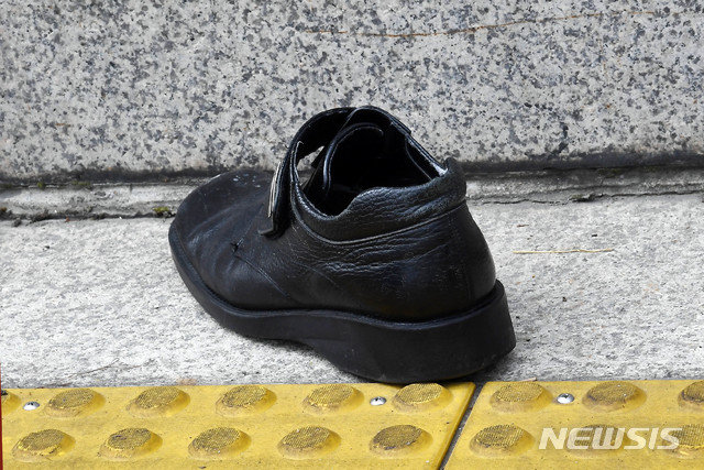 16일 오후 서울 여의도 국회에서 정 모 씨가 문재인 대통령을 향해 던진 신발이 계단 앞에 떨어져 있다. 사진=뉴시스