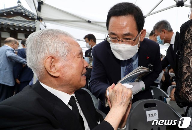 주호영 미래통합당 원내대표가 19일 서울 종로구 이화장에서 열린 이승만 전 대통령 서거 55주기 추모식에서 유족대표인 이인수 박사와 인사를 나누고 있다. 2020.7.19/뉴스1 © News1