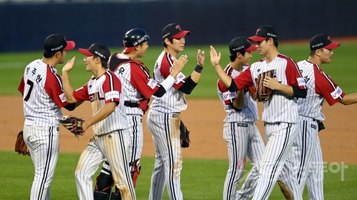 19일 서울 잠실야구장에서 ‘2020 신한은행 SOL KBO 리그‘ 한화이글스와 LG 트윈스의 경기가 열렸다. 6-2 승리를 거두며 한화전 스윕을 거둔 LG 선수들이 하이파이브 하고 있다. 잠실｜김종원 기자 won@donga.com