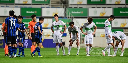 어느 쪽도 만족할 수 없는 무승부였다. 19일 인천축구전용경기장에서 열린 시즌 2번째 맞대결에서 1-1로 비긴 뒤 홈팀 인천 선수들(왼쪽)도, 원정팀 전북 선수들도 아쉬운 표정을 감추지 못하고 있다. 인천｜주현희 기자 teth117@donga.com