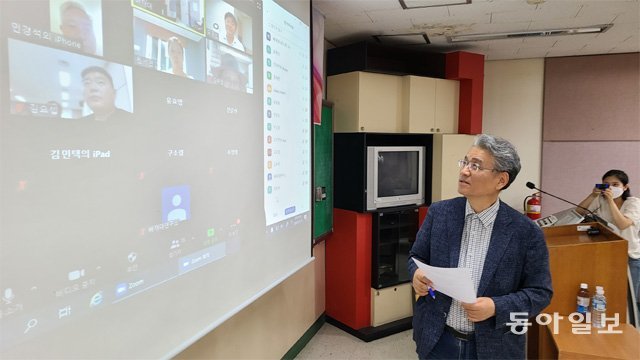 배재대 관광축제한류대학원 정강환 원장이 15일 한국야간경제 야간관광 워크숍을 진행하면서 온라인으로 접속한 국내외 전문가 및 대학원생들과 토론을 벌이고 있다. 이기진 기자 doyoce@donga.com