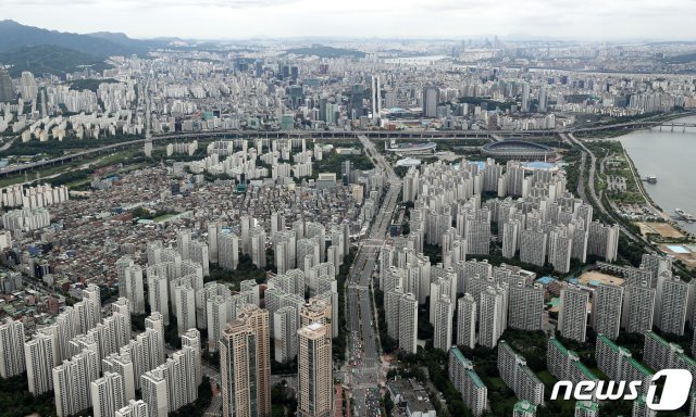 14일 오후 서울 송파구 롯데월드타워 서울스카이 전망대에서 바라본 아파트와 주택모습. 2020.7.14 © News1