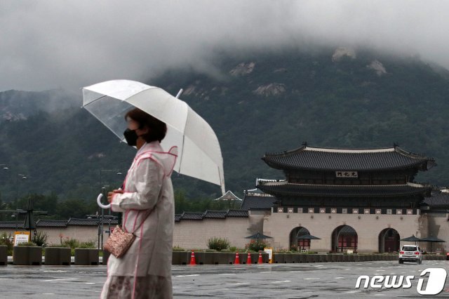 전국적으로 장맛비가 예보된 19일 서울 세종대로에서 한 시민이 우산을 쓰고 발걸음을 옮기고 있다. 2020.7.19 © News1