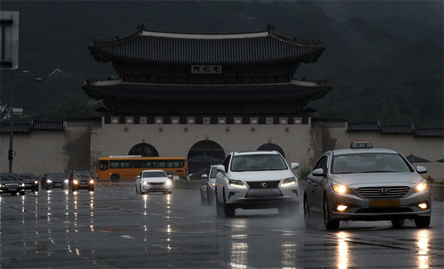 빗길 ‘안전운전’… 전조등 켜고 운전하는 차량들 19일 오후 서울 종로구 세종대로를 오가는 차량들이 전조등을 켜고 운행하고 있다. 이날 중부지방에 많은 비가 쏟아진 가운데 오전 한때 수도권 일부 지역에는 호우주의보가 발효됐다. 뉴스1